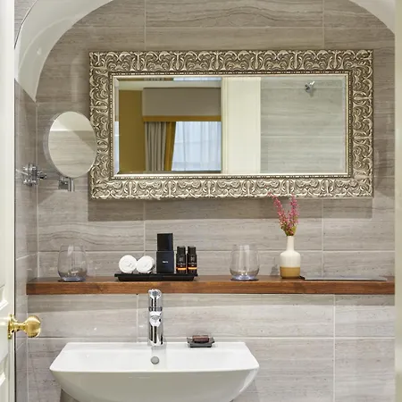 Trinity Townhouse 3*